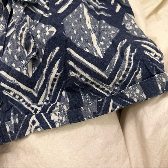 Quiksilver women’s blue & cream high waisted shorts size medium - Picture 4 of 5